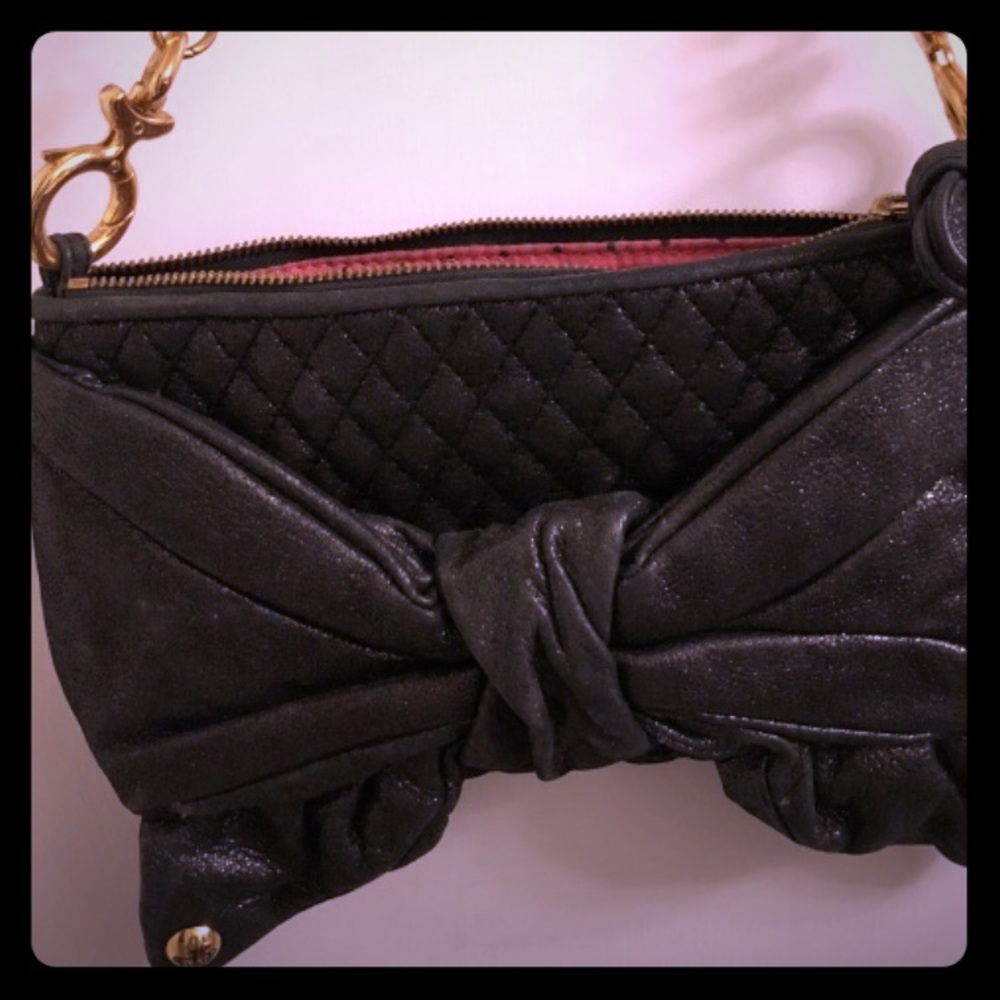JUICY COUTURE Gunmetal/Blk, gold chain clutch